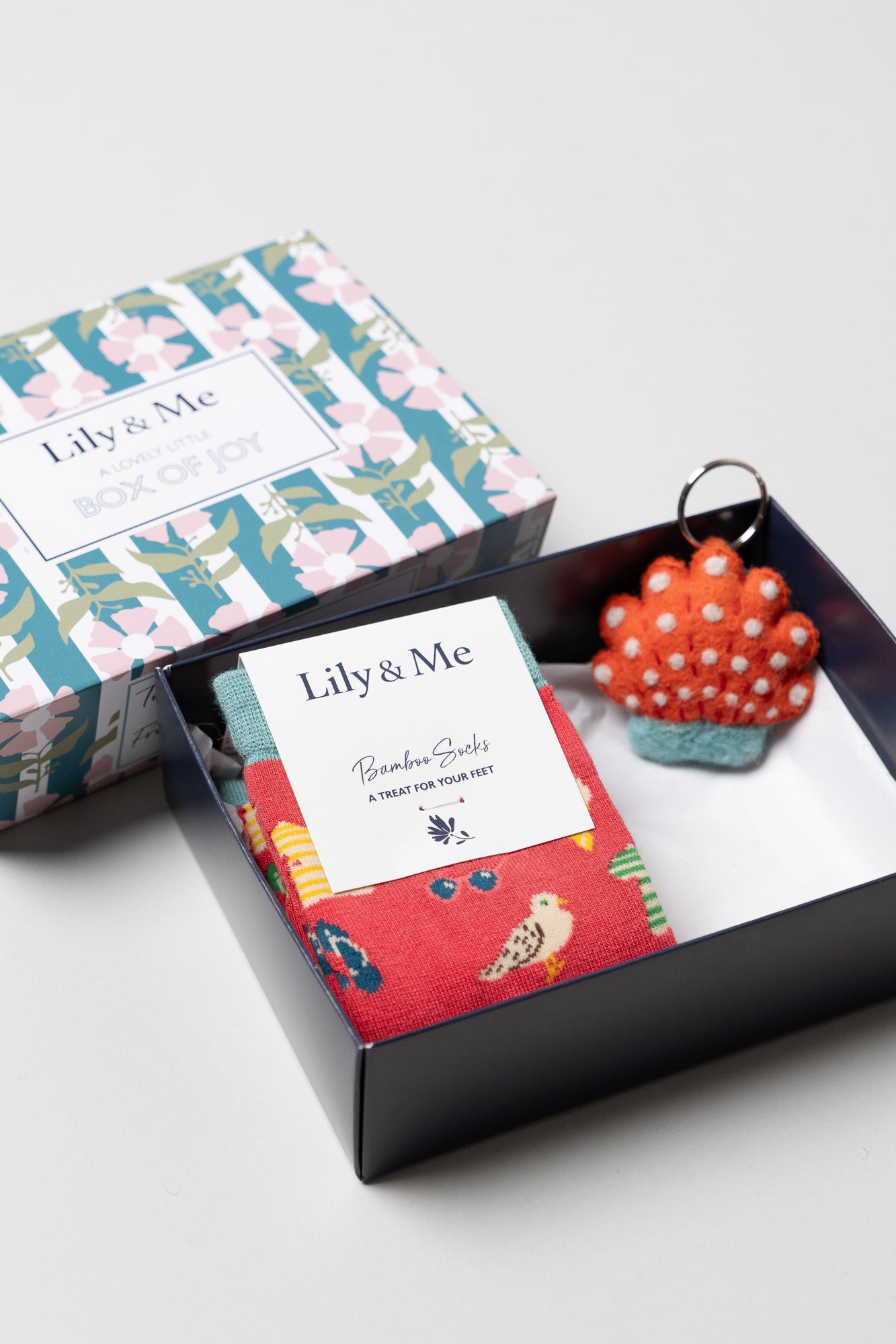 At Beach Socks Shell Keyring Giftbox